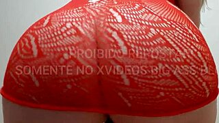 dan�a sensual com seu vestido vermelho arrastao e rebolando