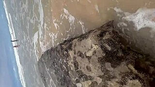 fudendo a morena gostosa na praia de copacabana com todo mundo olhando