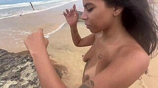 fudendo a morena gostosa na praia de copacabana com todo mundo olhando