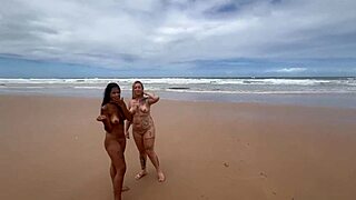 fudendo a morena gostosa na praia de copacabana com todo mundo olhando