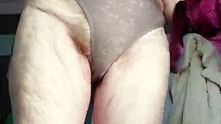 oma neukt kut met dildo