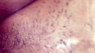 Mujer hermosa recibe un masaje relajante
