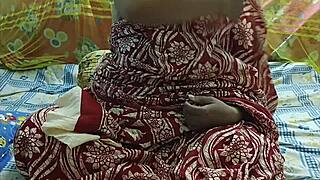 Glamorous & Sexy Desi Bhabhi In Saree