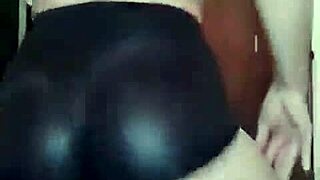 pendeja argentina en mini short moviendo el culo