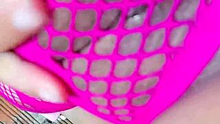 hermosa chica india con grandes tetas shows her body