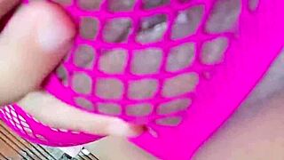 hermosa chica india con grandes tetas shows her body