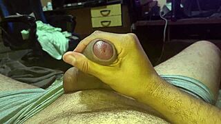 amateur guy jerks off outdoors in public