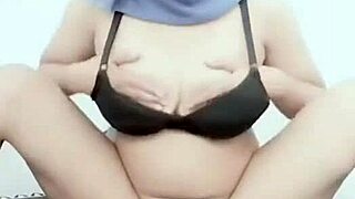 memainkan vagina menggunakan timun untuk mendapatkan kenikmatan dan kepuasan