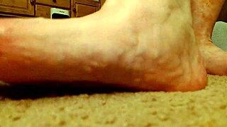 Dawnskye1962 naked in shoes on face