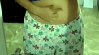 se masturba mientras se toca el ombligo