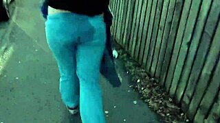 Защо се събличам и пикая публично на оживена улица?