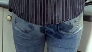 Cumshot besar isi memek dan pantat di celana jeans milky