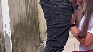 Quickie con culo grosso della vicina in gonna