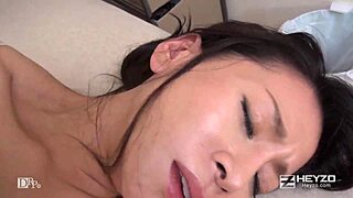 Japanska lepotica Rei Kitajima mika z velikimi joškami v creampie akciji scena 2.