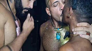 巴西狂欢节变成朋友间狂野无套群交