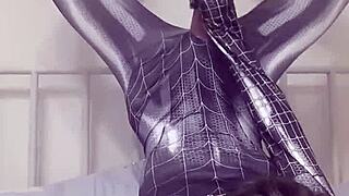 Sexy gay teen 18+ onanerer med Spider-Man vibes