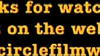 Büyük Memeli Ebony Oyuncu Film Setinde Çırılçıplak Soyunuyor Açık Hava Grup Sikişmesi İçin