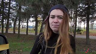 Vahşi Evsiz Genç Hareketli Takside Çıplak Aksiyon Alıyor