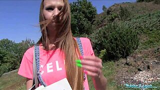 Dlouhovlasá holka se nechá vyjet venku na veřejnosti