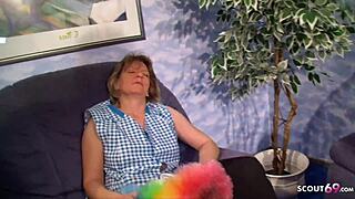 Nemecký pár divoko šuká pred očami zrelej upratovačky