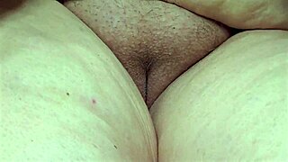 خادمة ناضجة بمؤخرة كبيرة تعرض مؤخرتها السمينة عن قرب