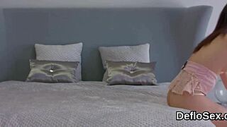 Wow, kolla den här unga tjejen 18+ som smeker sin tighta fitta tills hon kommer!