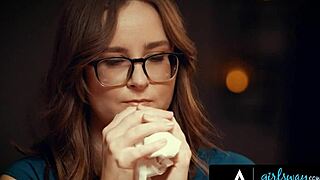 Ensom kvinne sniker seg bort for å jukse med sjefens kone Angela White