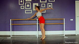 Yanna, vroča gola telovadka, pokaže svoje prožne poteze