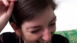 Ehi, guarda questa amatoriale italiana giocare con i giocattoli in webcam!