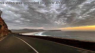 Dominatrix mistress april bruker fuck-stimulator på gummislave. Hva slags twisted spill er dette?