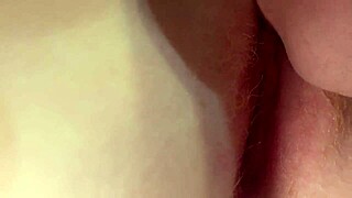 Můj nevlastní bratr mi olízl panenskou červenou kundičku poprvé, omg třesu se!