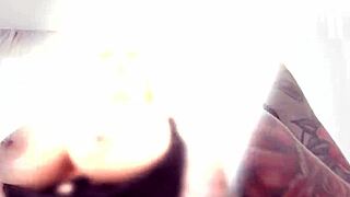 Velkokozená tetovaná děvka Sweet Mery bere 5 chlapů na drsný DP gangbang