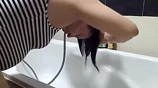 Wow, sleduj Reginu Noir nahou ve sprše! Voyeurská kamera ji chytí při mytí vlasů jako sexy služku!