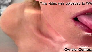 Jeg gav en blowjob mens han så min porn