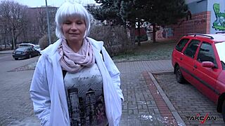 Busty MILF-hore plukket opp på gata får sæd-druknet fitte i van