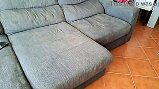 मैं अपने बॉयफ्रेंड के फ्रेंड को चूसना बंद नहीं कर सकती जब वो सोफे पर जीटीए में खोया है