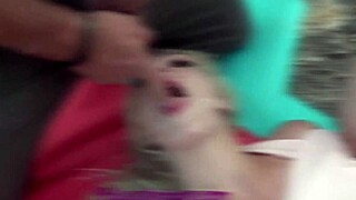 Otroligt! Två gamla gubbar knullar het spansk tjej på stranden!