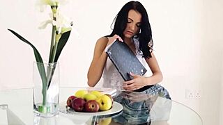 Süße MILF Sapphira zieht sich nackt aus.