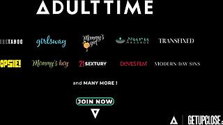 Liten nykomling Khloe Kingsley njuter av intensiv fitta-lickning innan hård knullning nära inpå.