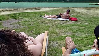 Вуайерист дрочит на пляже, пока я трогаю себя рядом. Какая дикая сцена!