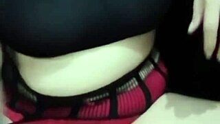 Požrešna Pinay žena divje masturbira za svojega skrivnega ljubimca doma