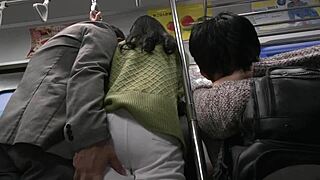 哇！人妻電車五十歲媽媽被痴漢到噴水！