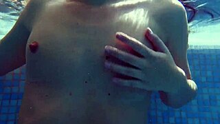 קיטינה אייבורי מתפשטת עירומה בבריכת שחייה ציבורית