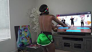 Mystique blir helt naken för en intensiv ebony träningspass med voyeur vibbar