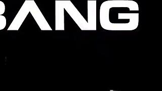 Hey, willst du die glatt rasierte Teen 18+ Muschi in der Öffentlichkeit entblößt sehen?