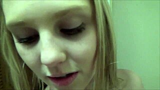 Kleine blondines Lily Rader en Rikki Rumor delen taboe POV trio plezier