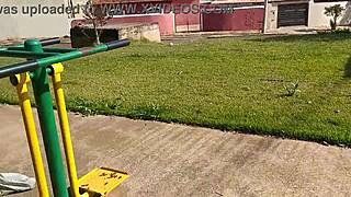 Черт, эта горячая вадия светит сиськами на публике!