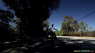 Profesora sucia golpea a adolescente rubia 18+ en sesión de folla salvaje. Su cuerpo apretado lo toma todo.