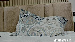 米娅·李在家自制亚洲片中调皮玩耍