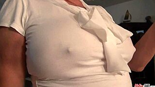 Busty boss strippar naken i kontorskaos